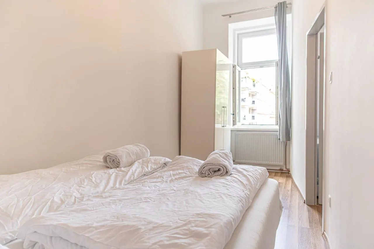 Stunning 2Br Apt Comfortable Design/Great Location Vienna